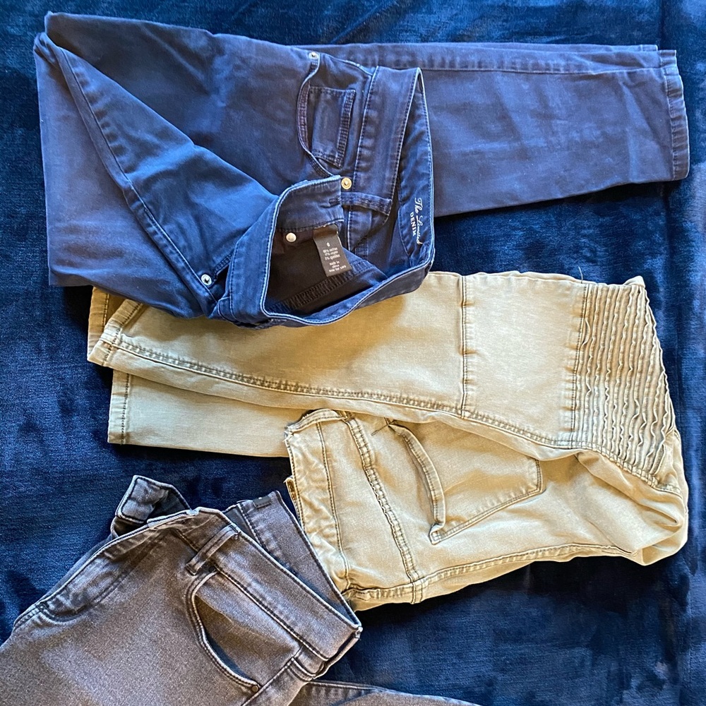 Three pairs size medium or 6, 8, 8 skinny pants.